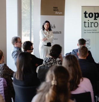 Warum New Work für mich mehr als nur ein Buzzword ist bei einem Vortrag vor Publikum im New Work Forum Tirol
